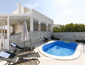 Appartement avec piscine and jacuzzi