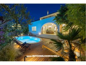 The Three Flowers Pool Maison
