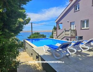 Beachfront Appartements Baricevic wit