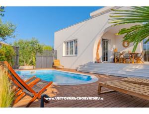 The Three Flowers Pool Maison