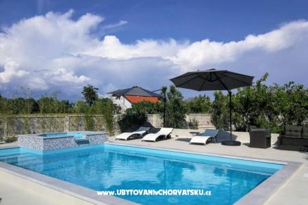 Family friendly Apt with a pool  foto 2