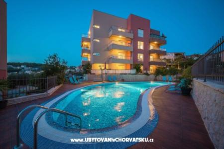 LAURA, 110 m2 pool, 100 m to beach Trogir Croatie