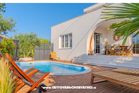 The Three Flowers Pool Maison – Trogir Croatie