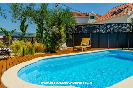 The Three Flowers Pool Maison foto 4