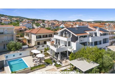Vila s bazenom i jacuzzijima foto 3
