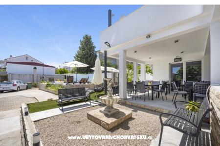 Vila s bazenom i jacuzzijima foto 5