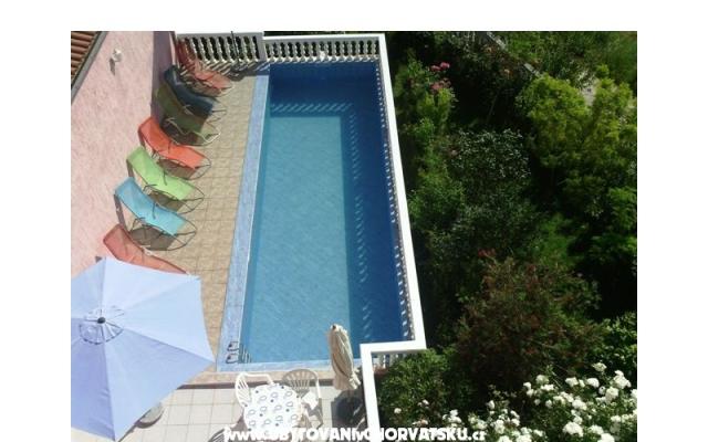 Villa Sandra - apartmani s  bazenom – Hébergement Kastela Croatie