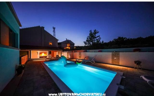 Apartment ANAI with private  pool – Hébergement Sukosan Croatie