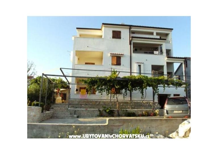 Appartements Dinko s grijanim bazenom – foto 2