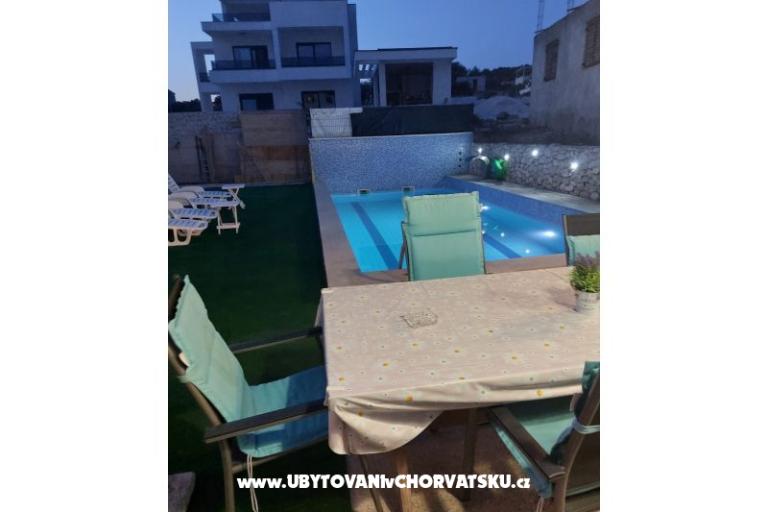 Appartements Dinko s grijanim bazenom – foto 6