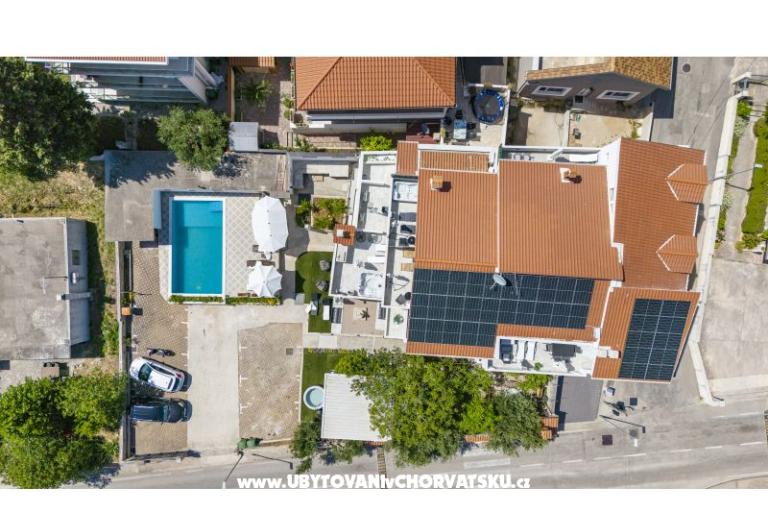 Vila s bazenom i jacuzzijima – foto 10