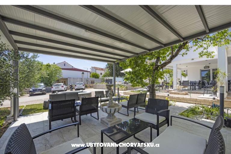 Vila s bazenom i jacuzzijima – foto 4