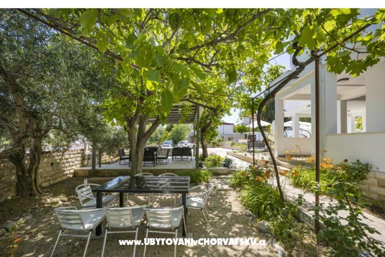 Vila s bazenom i jacuzzijima – foto 7